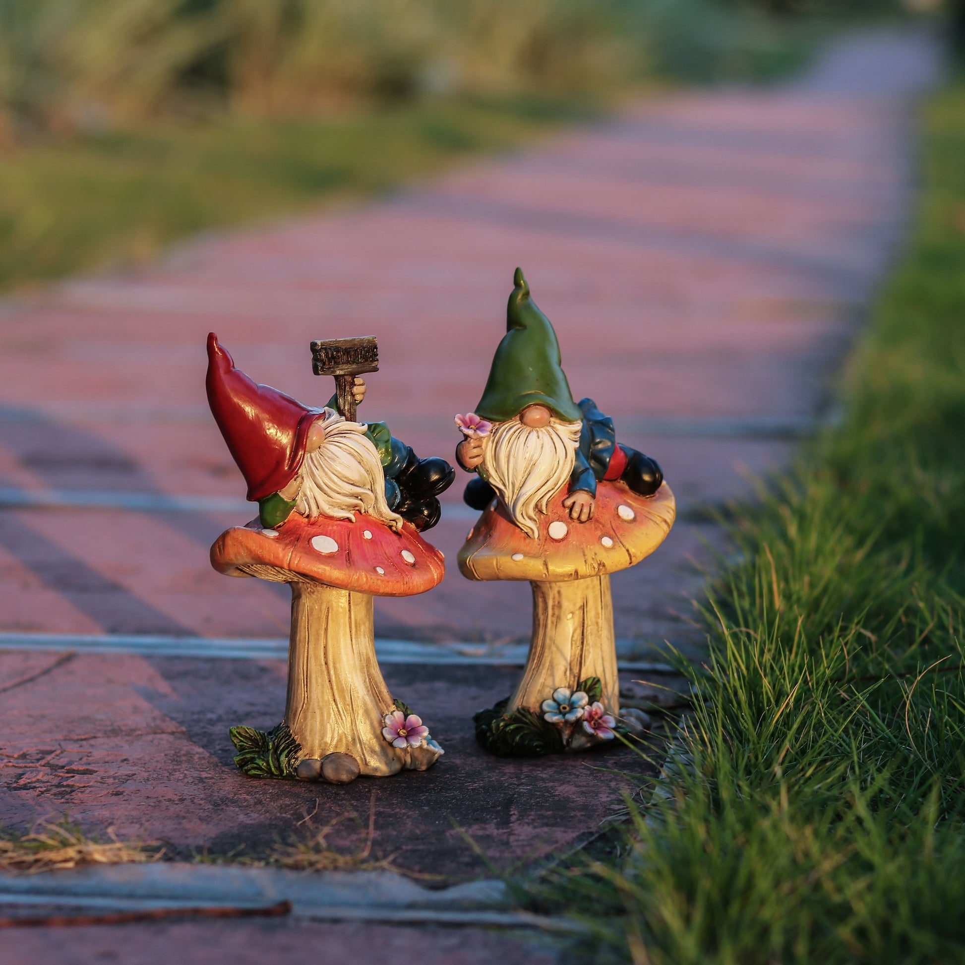 2Pcs 6.69'' Garden Gnomes Statue, Outdoor Resin Mushroom Gnomes Statue for Yard Patio Lawn Garden Decor, Ideal Housewarming Gifts for Mom